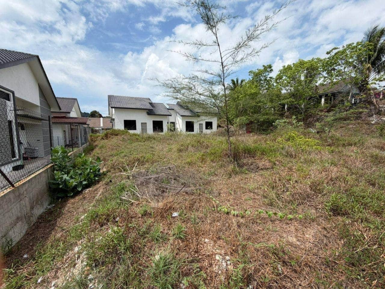 SEPASANG LOT SEMI-D KG PENUNJUK KIJAL KEMAMAN UNTUK DIJUAL